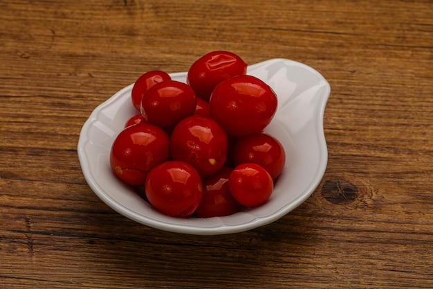 그릇에 절인 체리 토마토