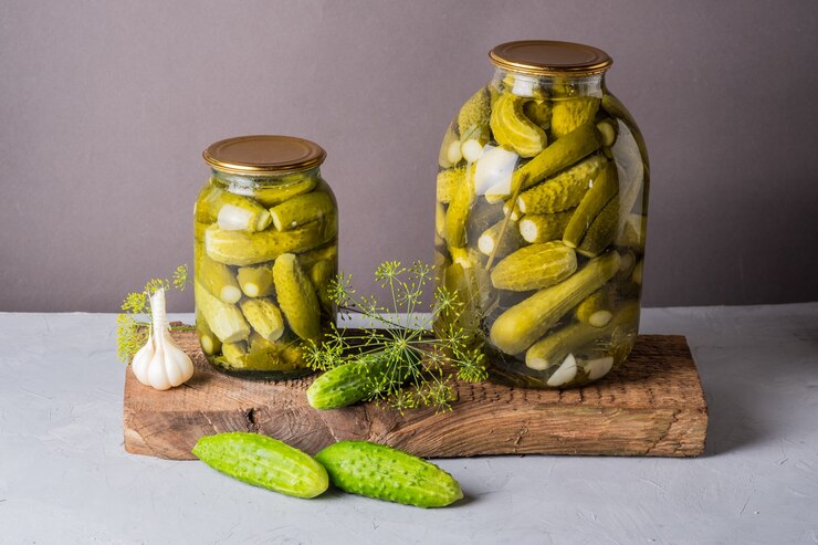 Маринованные огурцы в банке Ингредиенты для маринования огурцов Огурцы укроп чеснок Стеклянная банка