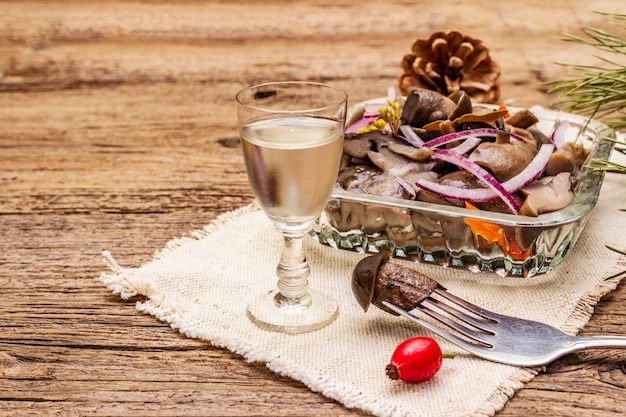 Funghi sott'aceto o fermentati. tradizionale merenda di natale.