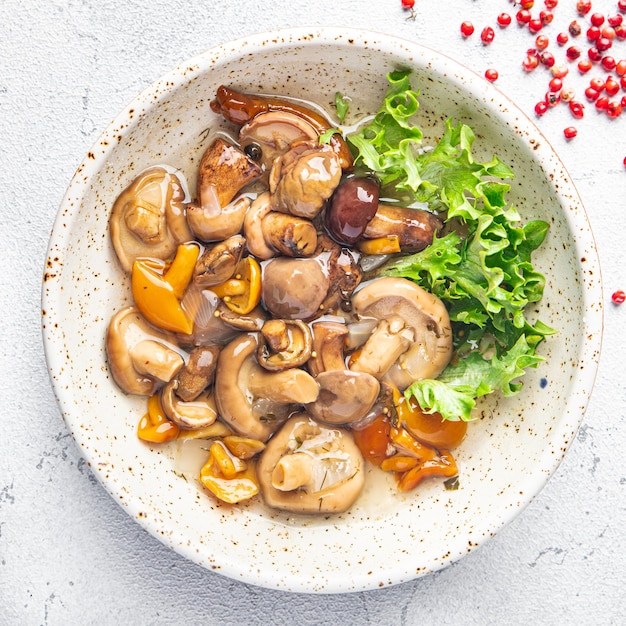 Маринованные грибы вкусные овощи еда грибная закуска на столе