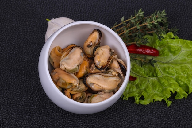 Photo pickled mussels in the bowl served pepper garlic and salad