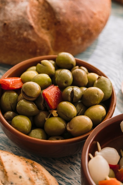 Photo pickled olives near bread