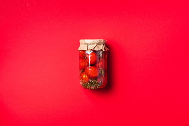 빨간색 배경에 있는 항아리에 절인 토마토 Top view Flat Lay 복사 공간 통조림 및 보존 야채 재료 건강한 발효 식품 개념을 보존하는 야채