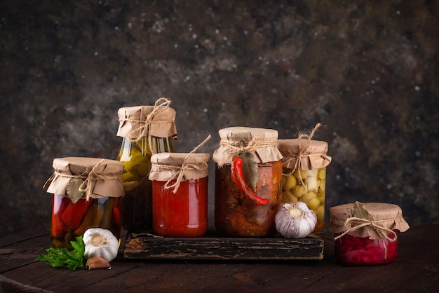Маринованные овощи в стеклянных банкинах