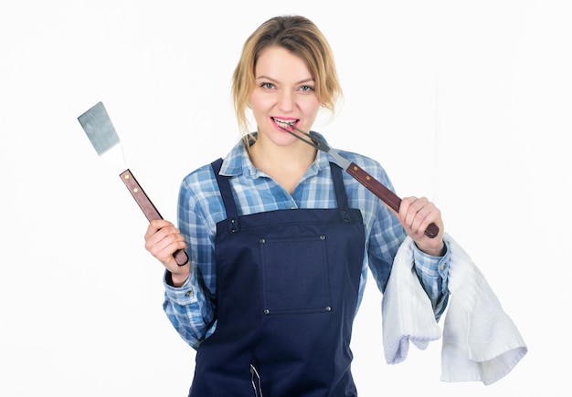 Picknick en barbecue Koken van vlees in park Barbecue meester Vrouw geruit hemd en schort voor het koken van witte achtergrond Grillen van voedsel Koken vlees op lage temperatuur voor lange tijd buitenshuis