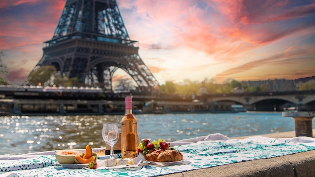 Picknick en wijn bij de Eiffeltoren Selectieve focus