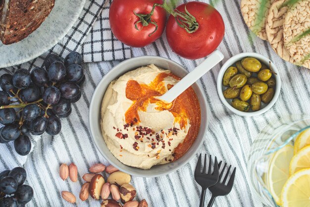 Foto picknick eten buitenshuis hummus limonade sandwiches en fruit veganistische variëteit