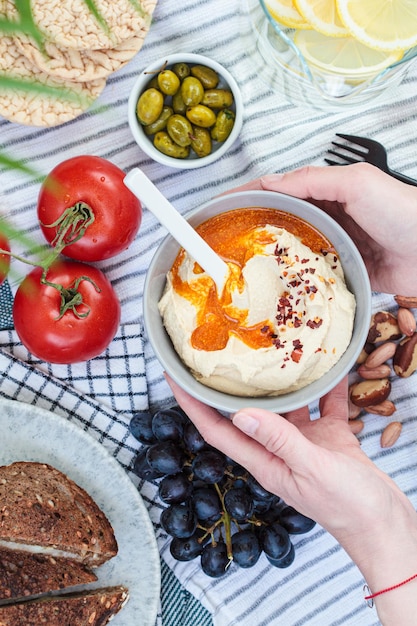 Picknick eten buitenshuis hummus limonade sandwiches en fruit veganistische variëteit