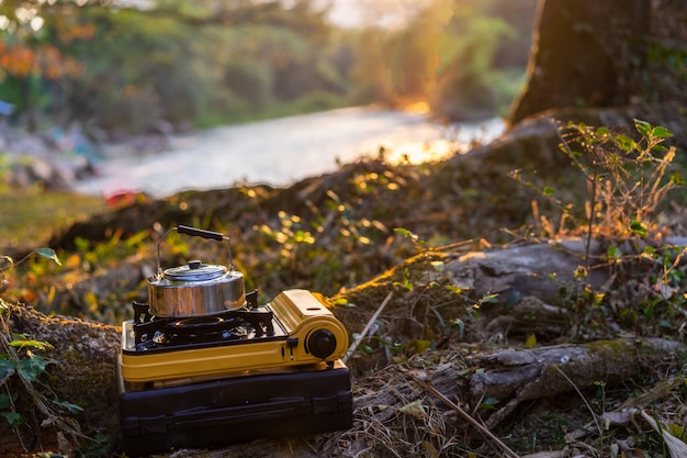 Picknick-gasfornuis en aluminium theepot voor kokend water tijdens kamperen