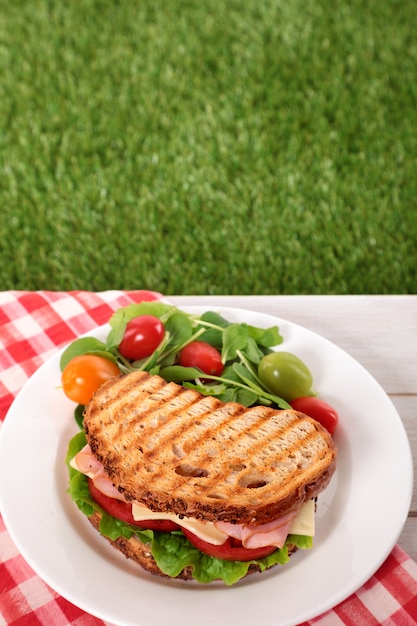 Picknick geroosterde ham en sandwich met kaas op tafel