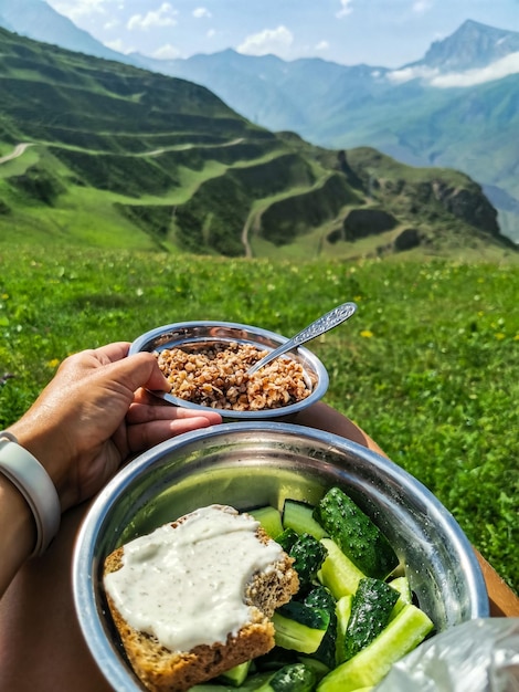 Picknick in de kloof van de Cherek-rivier in de buurt van het Gymyhli-kanaal Kaukasus juni 2021