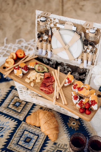 Picknick in de natuur met een mand met heerlijke producten