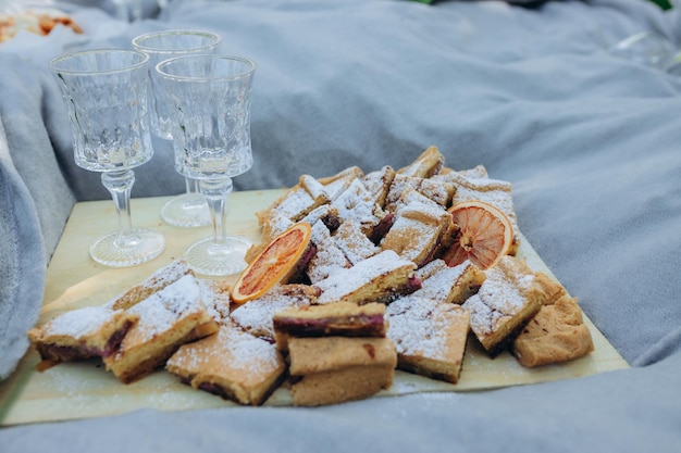 Picknick in het park met heerlijke gebakjes en aardbeienstemming close-up van eten