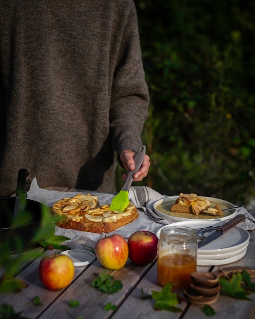 Foto picknick in het park met zelfgemaakte appeltaart.