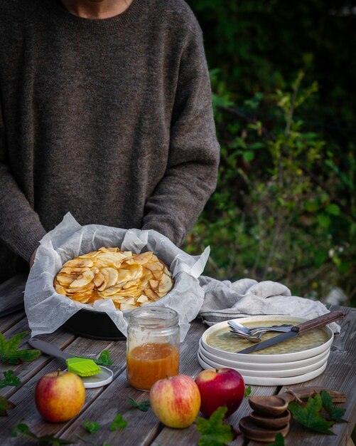 Foto picknick in het park met zelfgemaakte appeltaart