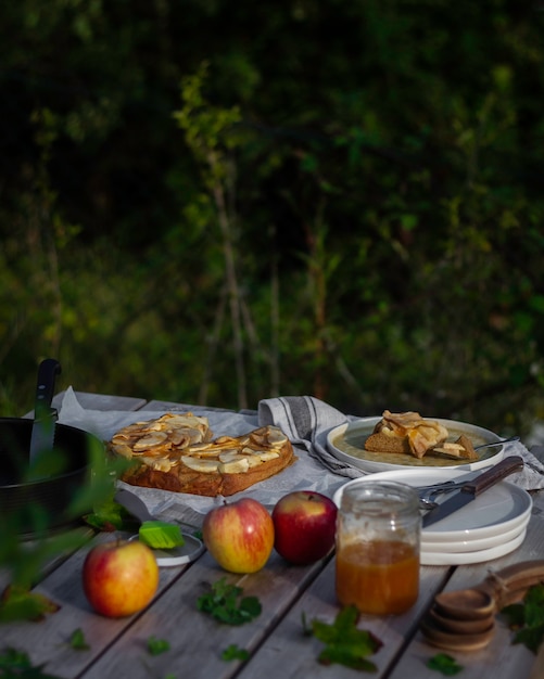 Foto picknick in het park met zelfgemaakte appeltaart