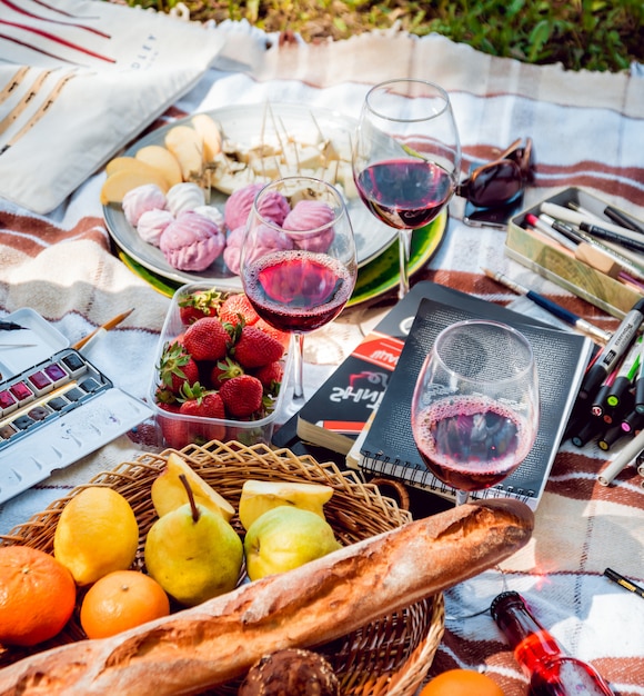 Picknick in het park op het gras