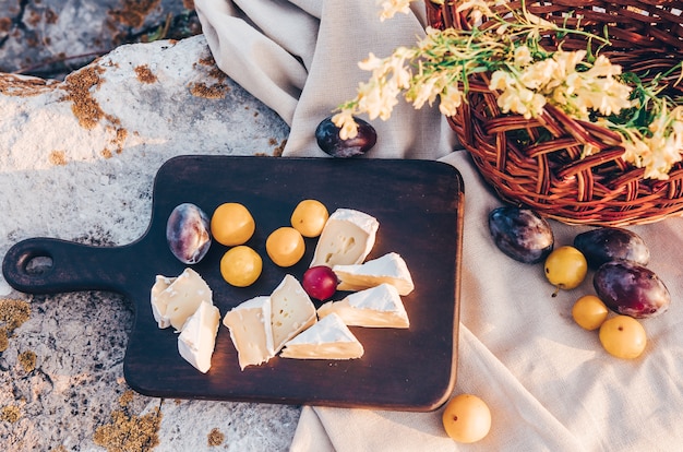 Picknick lunch buiten op zonnige dag met kaasbrie