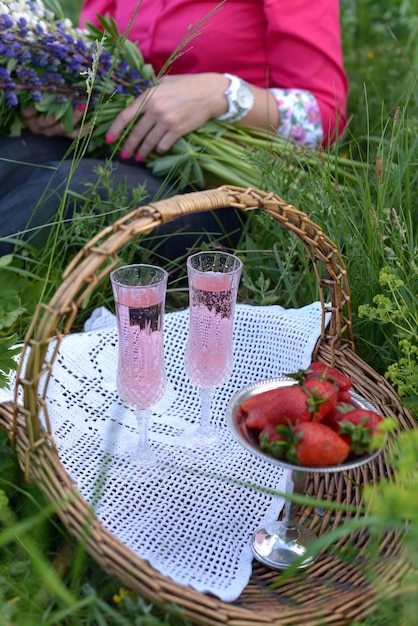 Foto picknick voor twee romantische afspraakjes