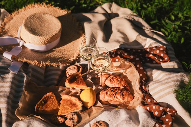 Picknickconcept glazen wijnbroodje buiten op deken zomer