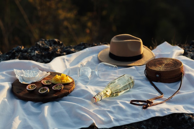 picknickkleed met heerlijk fruit kaas en wijn