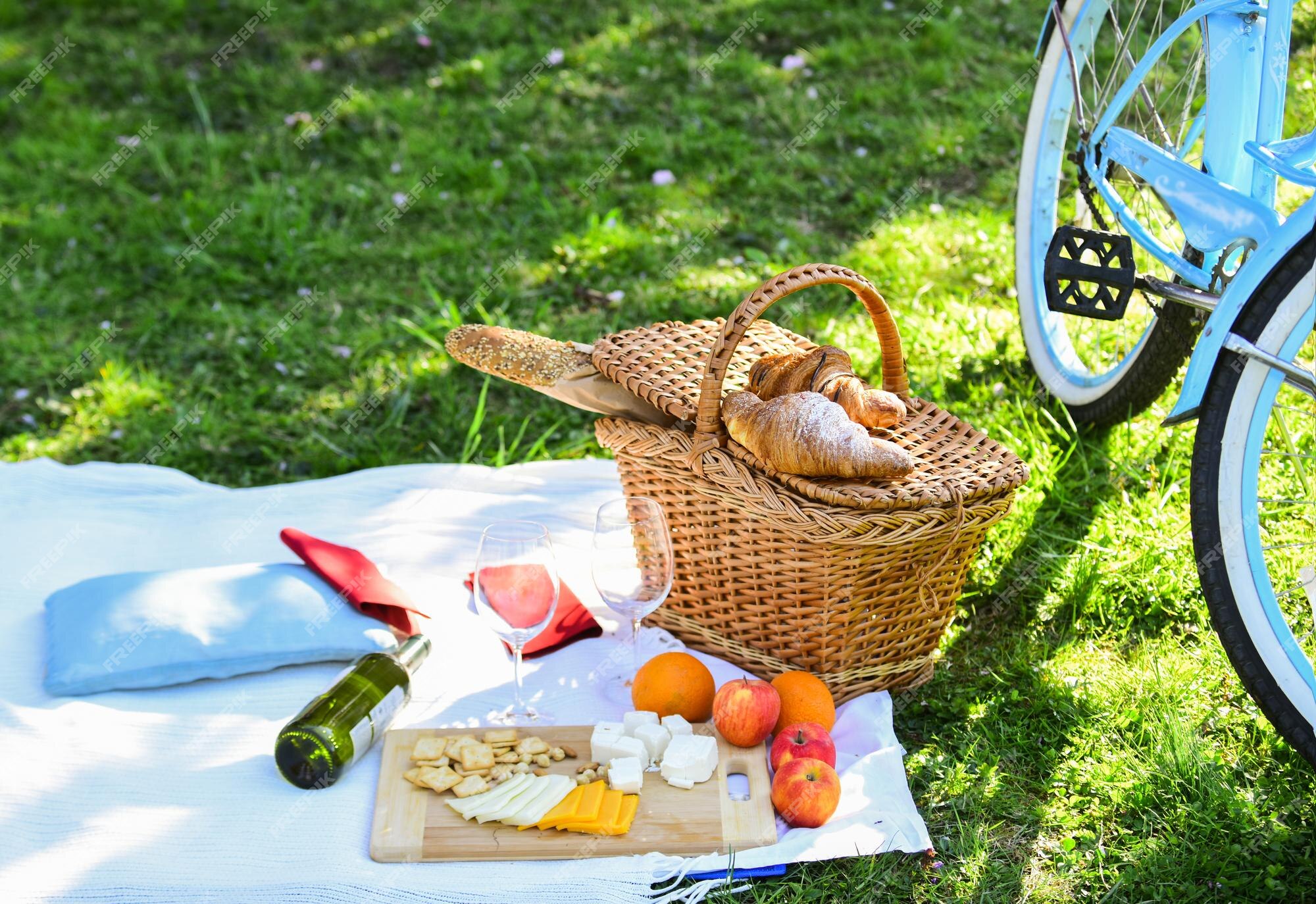 Verbinding bloemblad huisvrouw Picknickmand met eten op deken lente eten buiten familiedag alle goederen  voor picknick liefde datum vintage fiets op groen gras groen zomer park  eten met smakelijke lunchtijd voor het diner | Premium