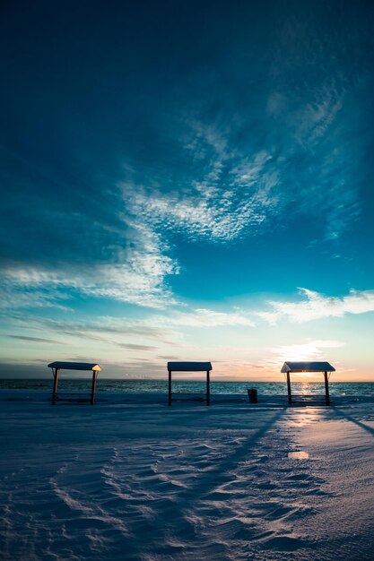 Picknicktafel aan zee in de winter