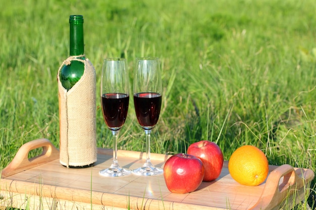 Picknicktafel met wijn en fruit