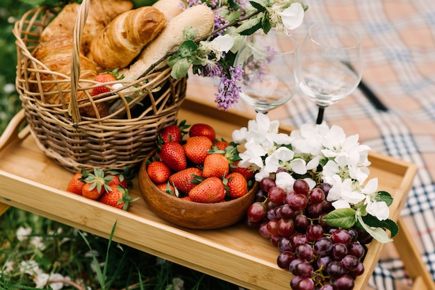 庭の果物とパンのピクニックバスケット