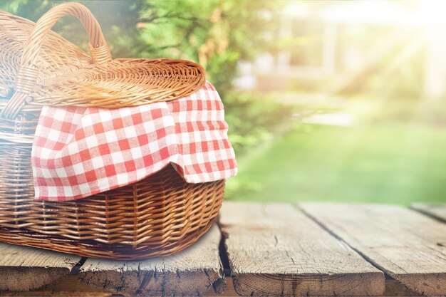 Photo picnic basket with napkin om nature background