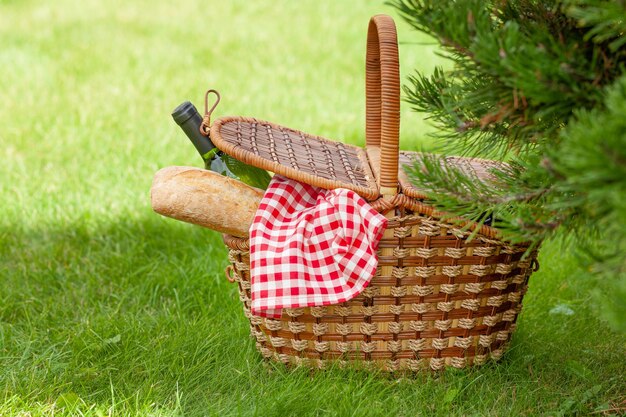 Picnic basket with wine and baguette