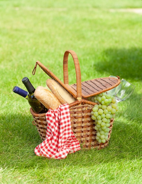 Корзина для пикника с вином и багетом