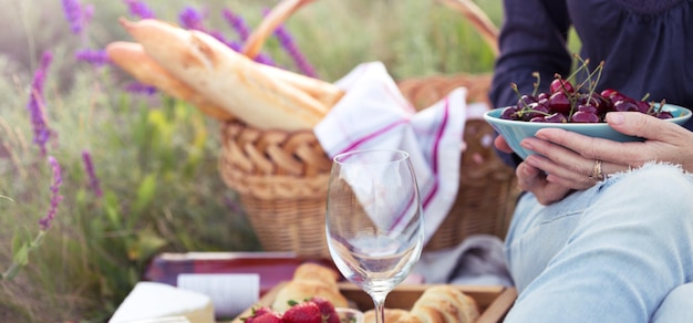 Foto picnic nel prato