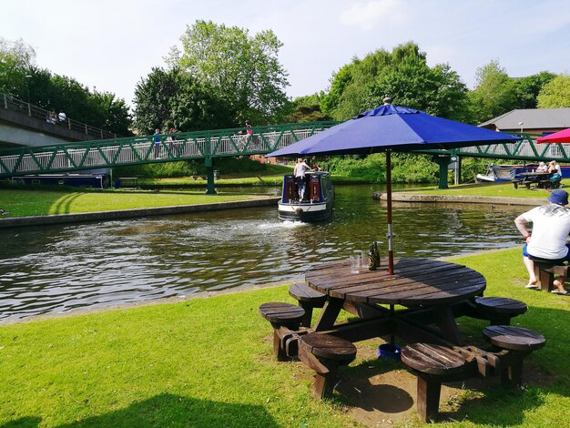 Фото Стол для пикника у канала в парке