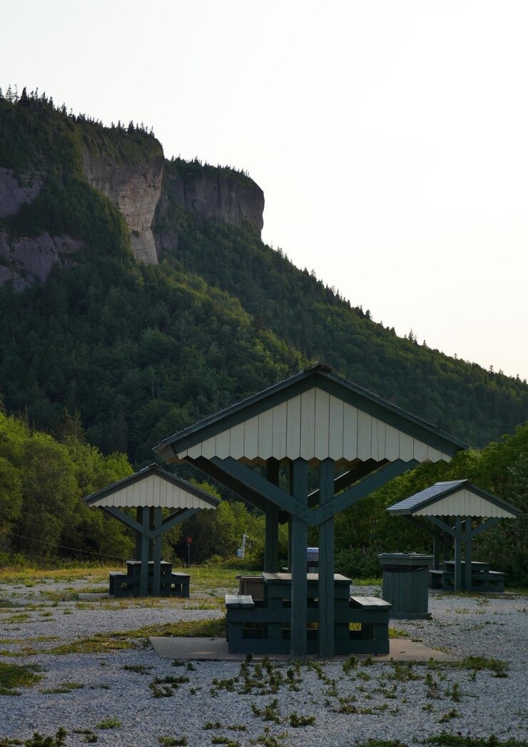 Photo picnic tables at mountain road stop