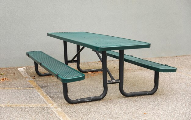 写真 屋外のピクニックテーブルは、共同の集まりの余暇と自然とのつながりを象徴しています。