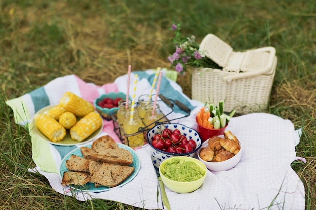 Picnic con cibo nel parco