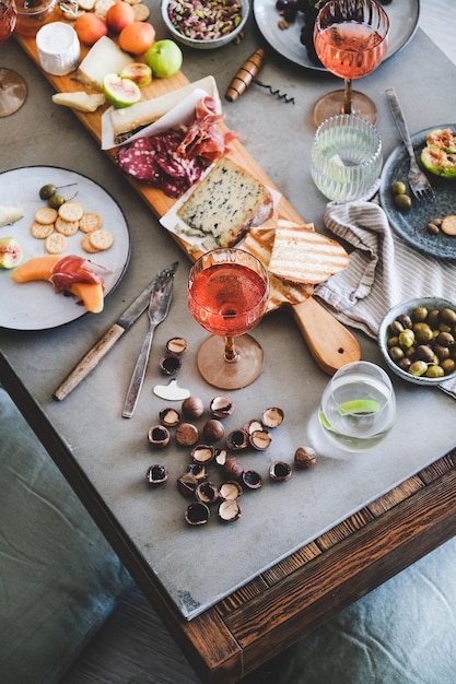 Пикник с закусками из сыра с розовым вином и свежими фруктами