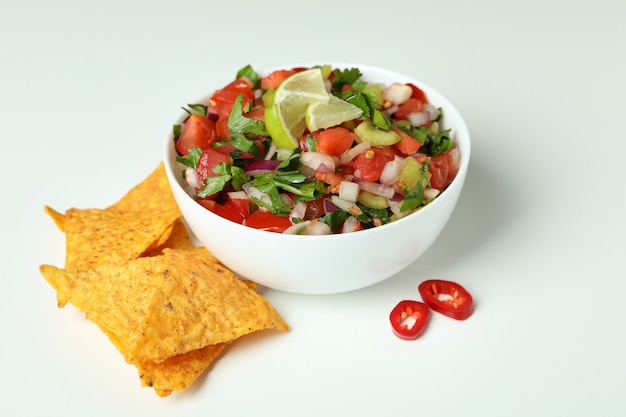 Pico de Gallo 및 흰색 배경에 칩