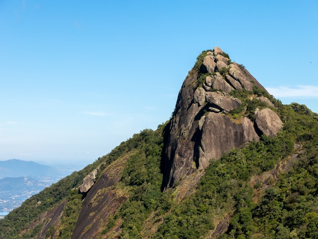 ブラジルのピコドロポ岩山