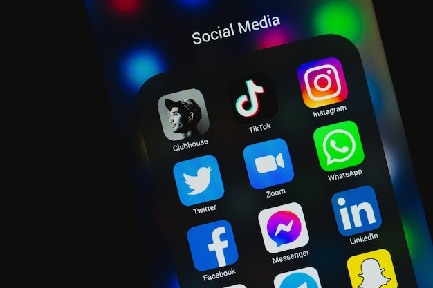 Pictogrammen van populaire sociale media-apps op het smartphonescherm