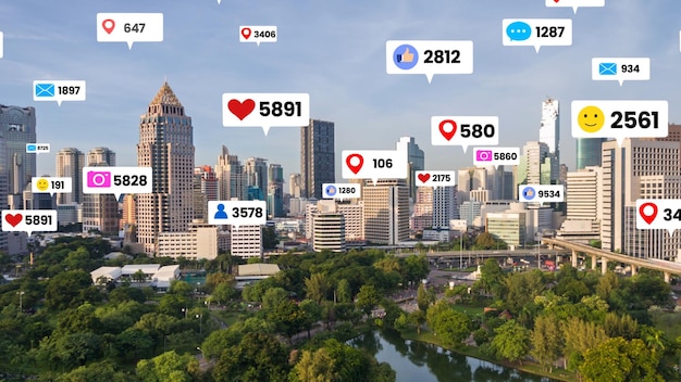 Pictogrammen voor sociale media vliegen over het centrum van de stad en tonen de betrokkenheid van mensen