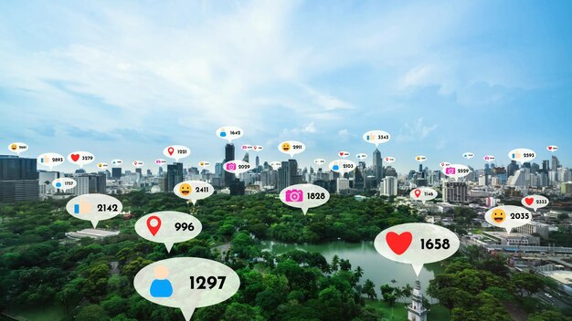 Pictogrammen voor sociale media vliegen over het centrum van de stad en tonen de wederkerigheidsverbinding van mensen