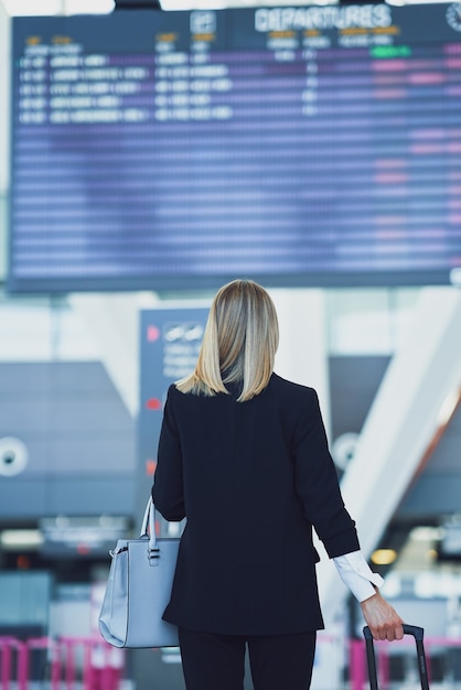 空港での大人の女性乗客の写真