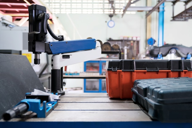 Foto l'immagine della tavola di montaggio con il robot che si stringe dopo il giorno di lavoro.