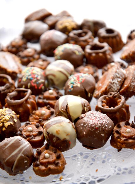 Photo picture of a assortment of tasty chocolate candies on a plate