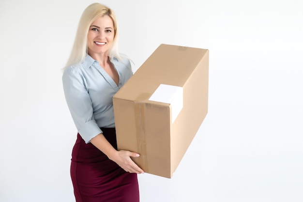 картина привлекательной бизнес-леди, доставляющей картонную коробку