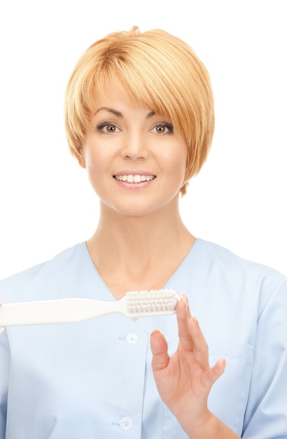 歯ブラシで魅力的な女性医師の写真