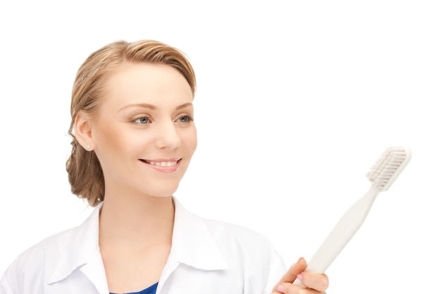 картина привлекательной женщины-врача с зубной щеткой