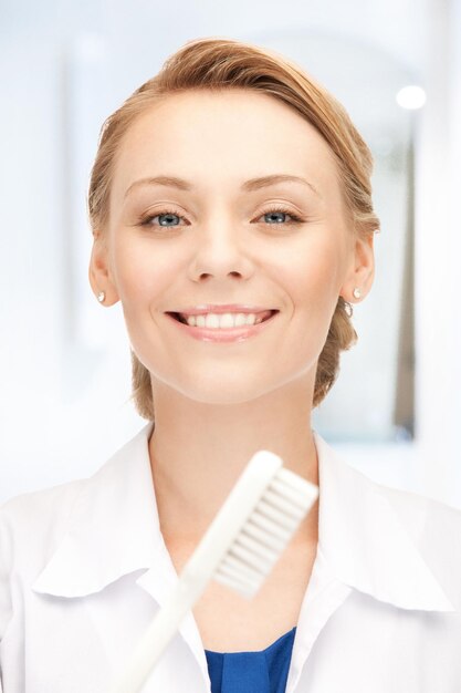 картина привлекательной женщины-врача с зубной щеткой